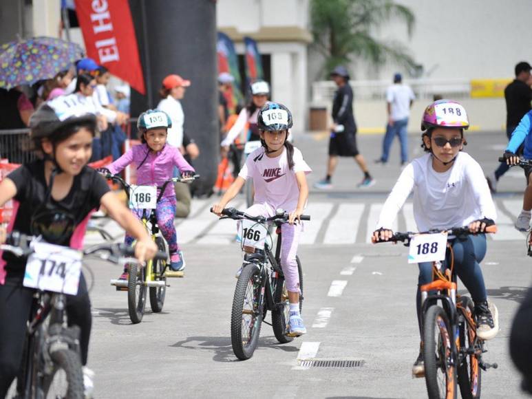 ¡Velocidad y competencia! Los aguerridos ciclistas de 9-10 años