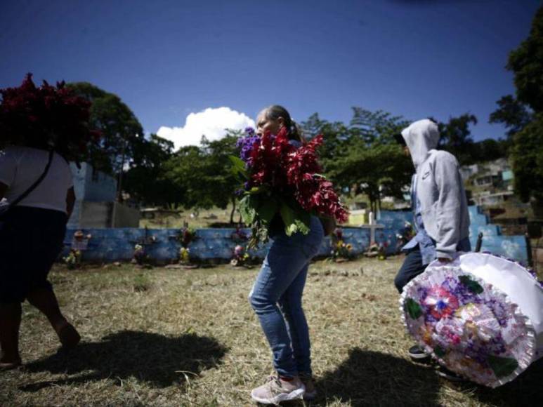 Con flores, coronas y hasta camisetas capitalinos acudieron a cementerios por el Día de Difuntos