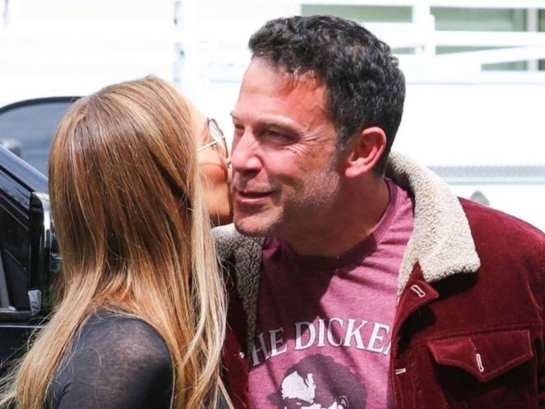 JLo pasea con un amigo en medio de ‘crisis matrimonial’ con Ben Affleck