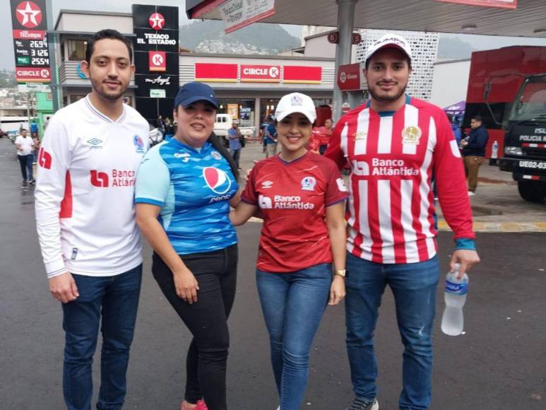 Aficionados le ponen ambiente al clásico Motagua - Olimpia en el Estadio Nacional