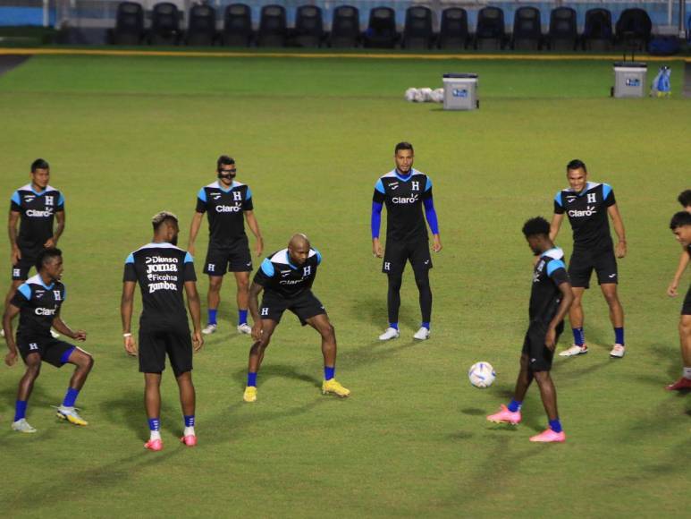 Del avión directo al estadio: Honduras prepara el duelo ante Granada en el “Chelato” Uclés