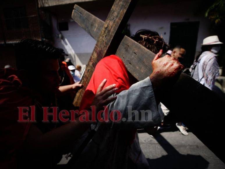 Las impresionantes imágenes del Vía Crucis de la iglesia El Calvario de Comayagüela