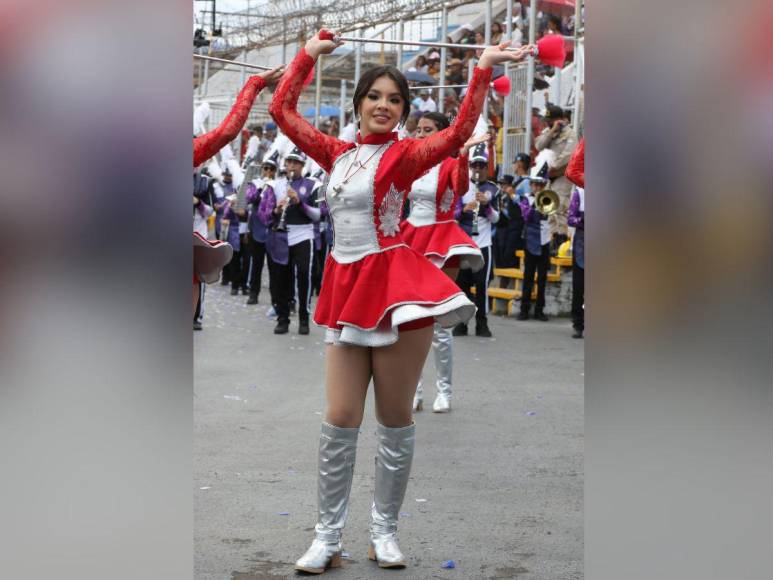 Mía Flores, palillona del Instituto Santa Mónica que deslumbró en los desfiles