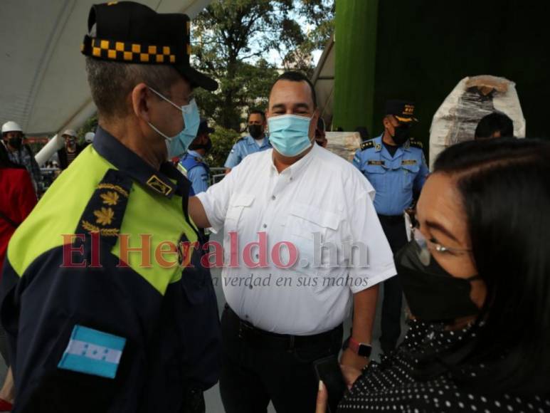 Jorge Aldana supervisa la instalación del escenario donde tomará posesión de la Alcaldía capitalina (Fotos)