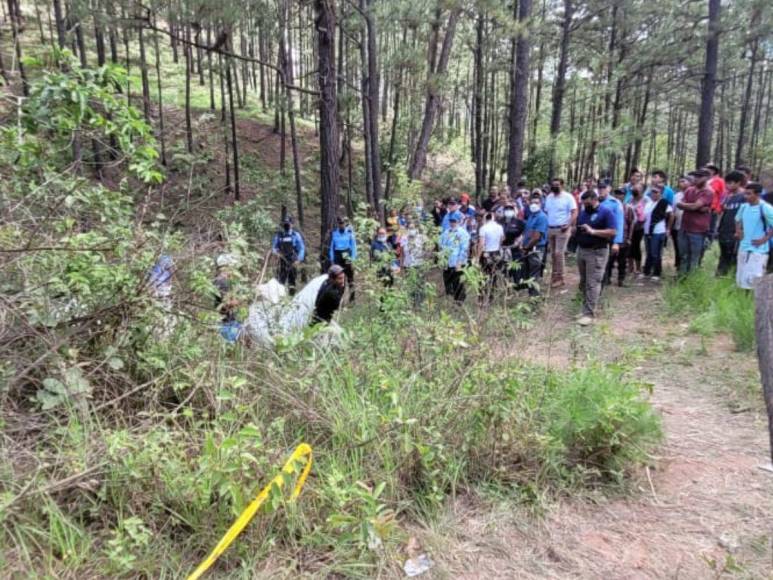 Semienterradas en fosas clandestinas: fotos del hallazgo de tres jovencitas muertas en Cedros