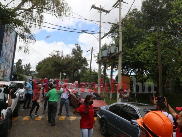 Gritos de “traidor” y agresiones a Salvador Nasralla: Así se vivió el zafarrancho en la Villa Olímpica