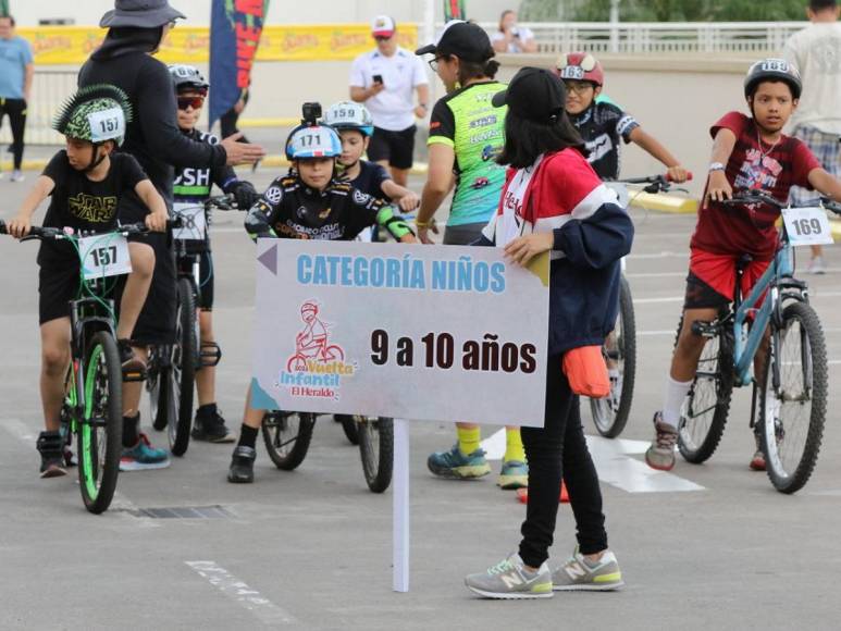 ¡Velocidad y competencia! Los aguerridos ciclistas de 9-10 años