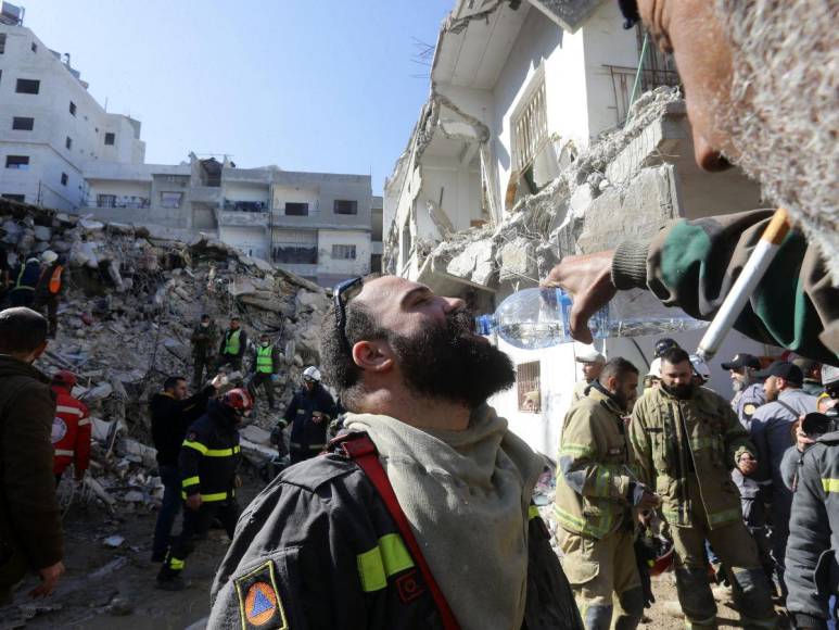 Así fue el impresionante rescate de un perrito entre los escombros cuatro días después del terremoto en Turquía