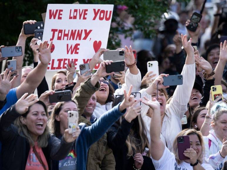 Tocando la guitarra y cantando clásicos de rock: Así espera Johnny Depp la sentencia del juicio contra Amber Heard