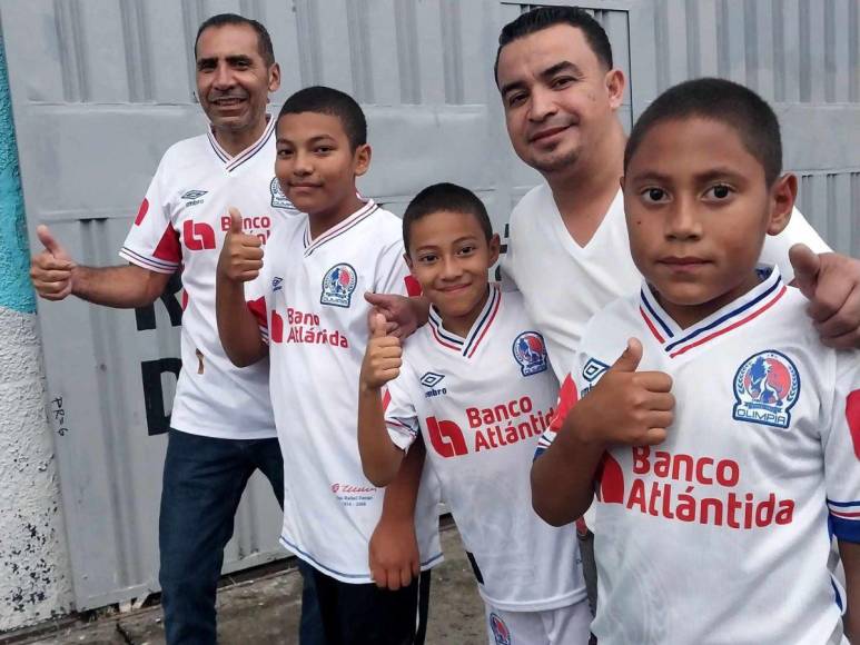 Aficionados le ponen ambiente al clásico Motagua - Olimpia en el Estadio Nacional