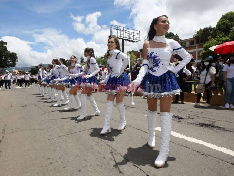 Azul turquesa, alegría y devoción: así es el ambiente en los desfiles en Honduras