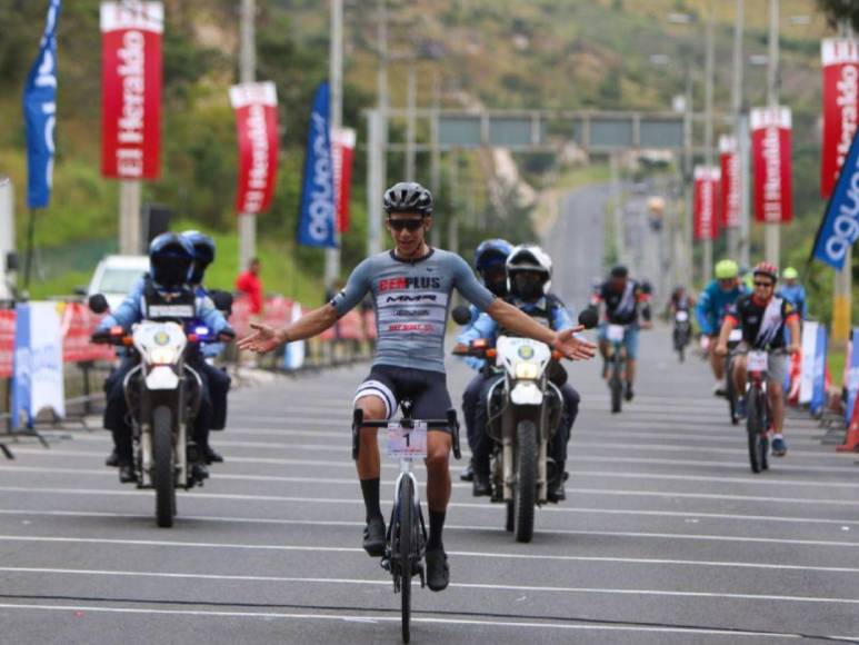 Así fue la llegada de Luis López a la meta tras recorrer 132 kilómetros en la Vuelta Ciclística 2022