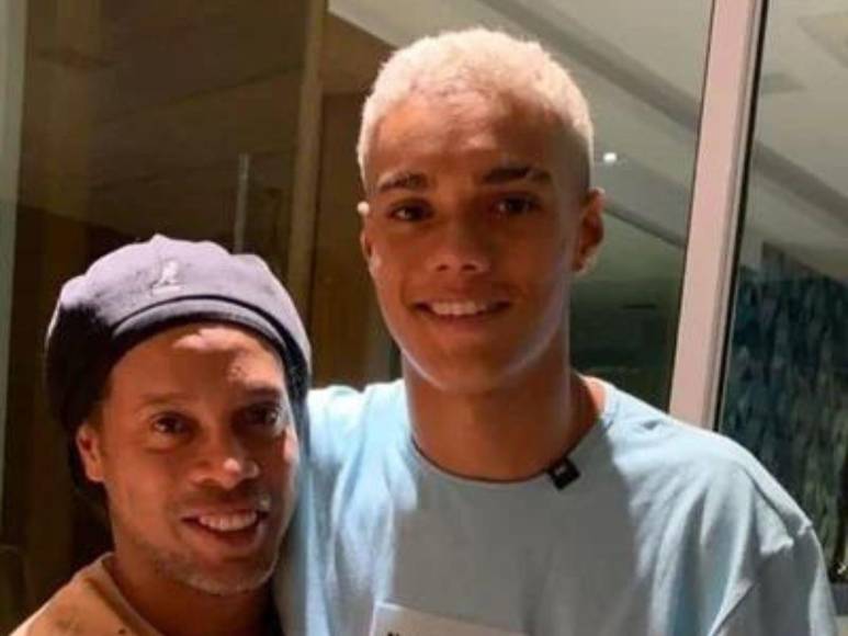 ¿Hija perdida? Así es Miche Minnies, la futbolista sudafricana que sorprende por su increíble parecido con Ronaldinho