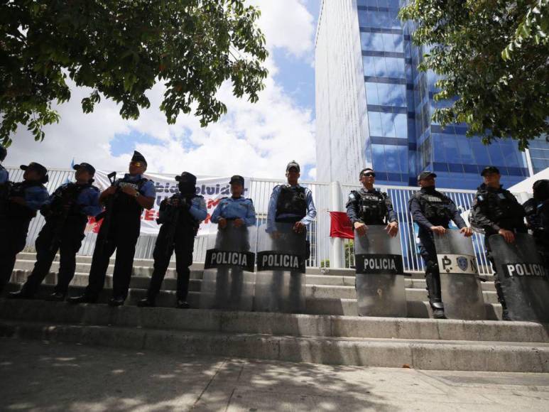 Policía llega al CCG ante tomas de colectivos de Libre; no los desalojarán