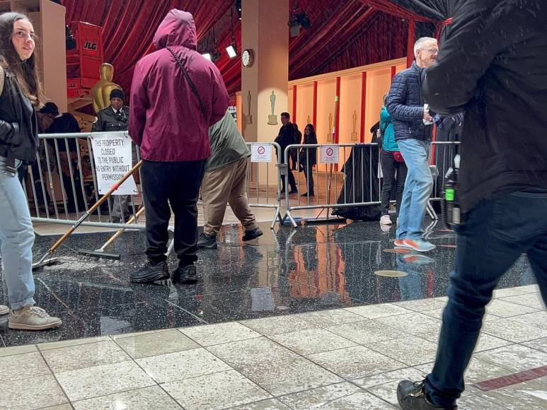 Pese a las fuertes lluvias, preparativos para los premios Oscar no se detienen