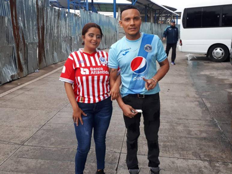 Aficionados le ponen ambiente al clásico Motagua - Olimpia en el Estadio Nacional