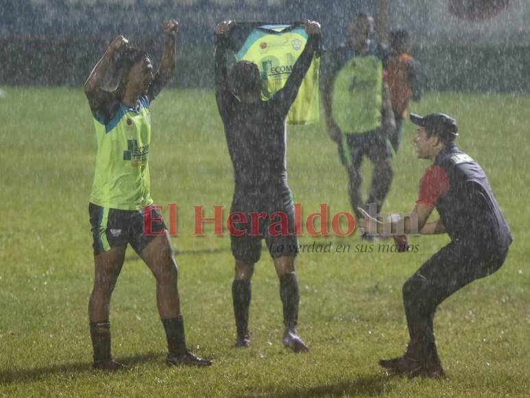 Bajo la lluvia de una noche mágica, Olancho FC festeja ascenso a la Primera División (FOTOS)