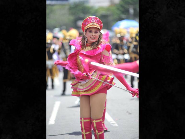 Bellas palillonas del Instituto Vuelo de Águila destacan en desfiles patrios