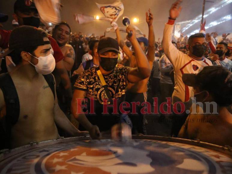 ¡Fiesta de tres colores! Así fue el carnaval de la Ultra Fiel previo al Olimpia vs Municipal