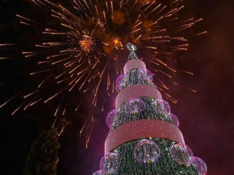 El Salvador enciende árbol navideño gigante iniciando temporada navideña