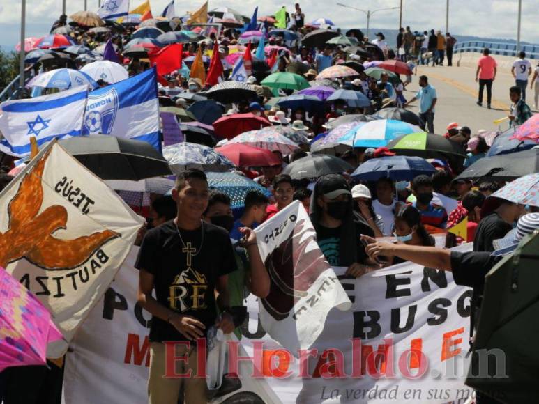 Devoción y fe: Capitalinos celebran Día de la Biblia (FOTOS)