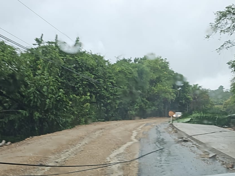 Derrumbes y mar revuelto, efectos del frente frío en Roatán