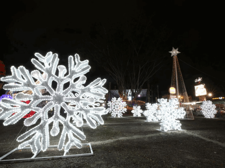 Luces, diversión y juegos en la Villa Navideña del bulevar Juan Pablo II