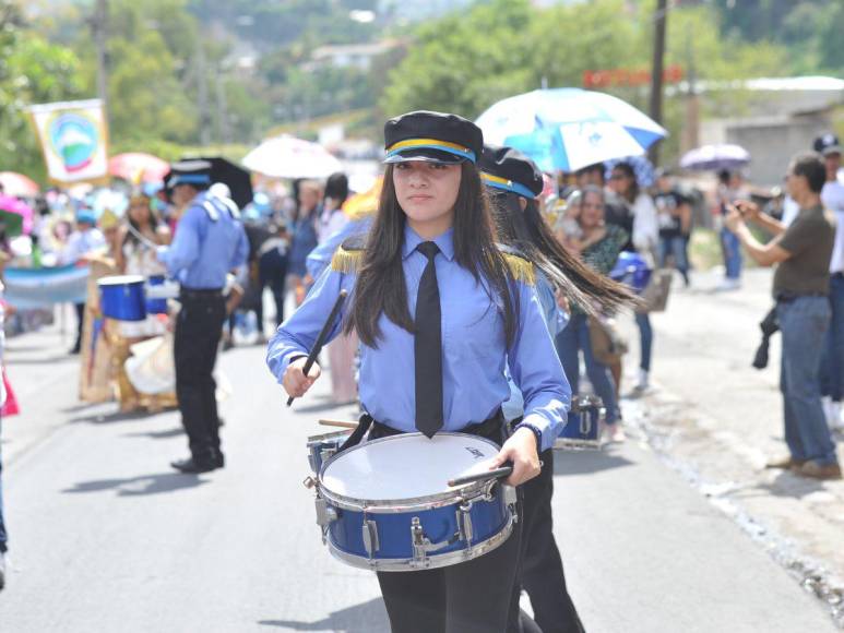 Bandas, pelotones y cadetes también brillaron en desfiles patrios de educación básica