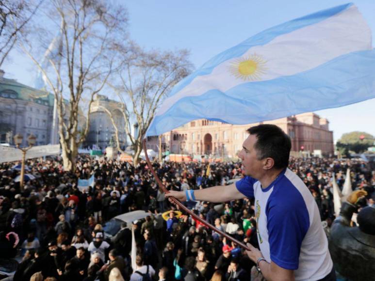 FOTOS: Argentinos salen a las calles para condenar ataque contra Cristina Kirchner