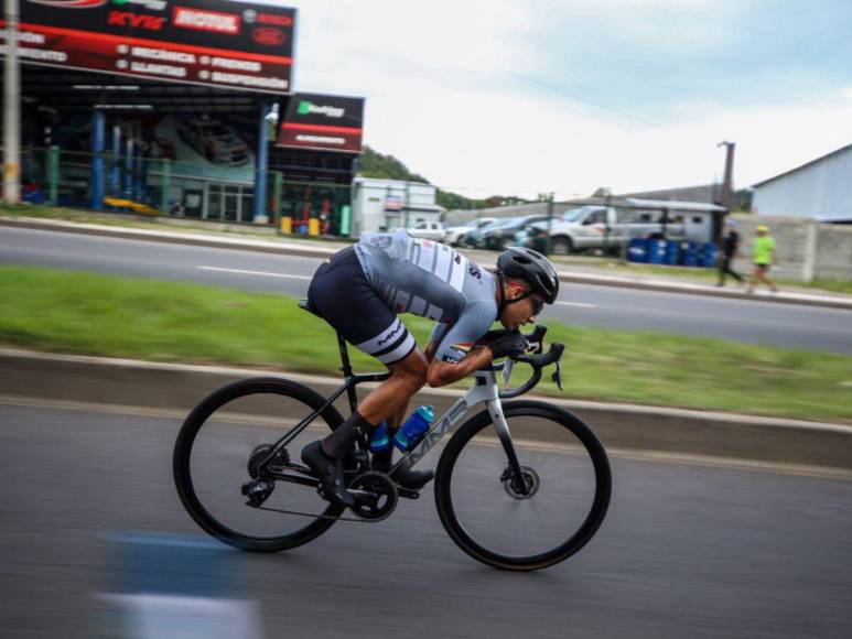 Así fue la llegada de Luis López a la meta tras recorrer 132 kilómetros en la Vuelta Ciclística 2022