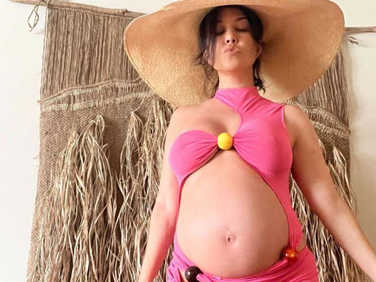 Las sensuales fotos de Kourtney Kardashian presumiendo su embarazo a sus 44 años