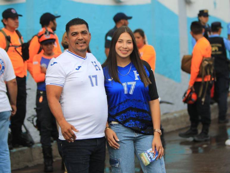 Bellas chicas roban miradas en previa del Honduras vs. Cuba