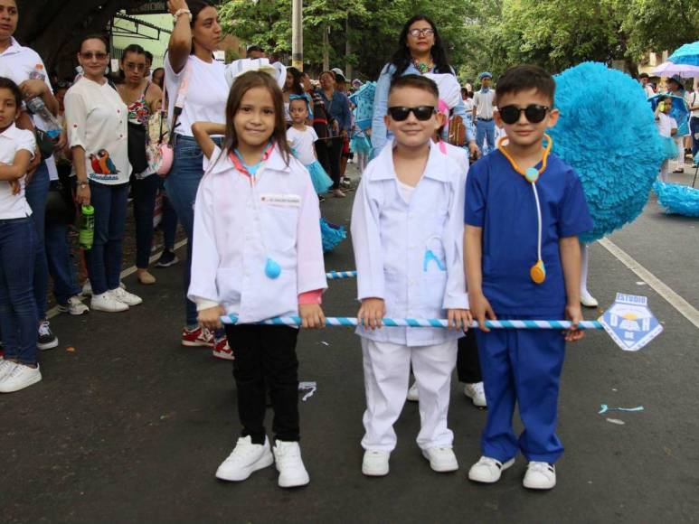 Con llamativos trajes, niños y niñas deslumbran en los desfiles en Comayagüela