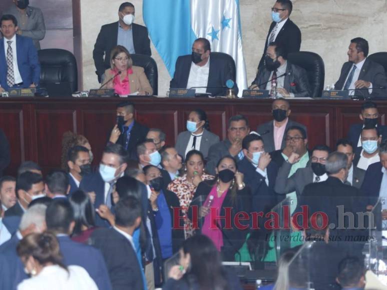 Sin debate, a “silbatazos” y con polémica: Congreso Nacional deroga decreto 100-2021 (Fotos)