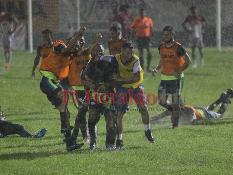 Bajo la lluvia de una noche mágica, Olancho FC festeja ascenso a la Primera División (FOTOS)