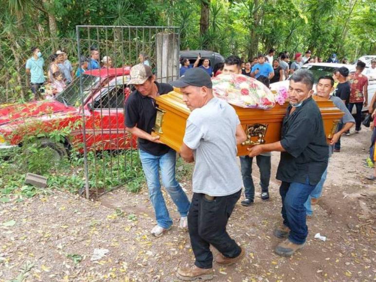 Llanto y consternación en el entierro de tres miembros de una familia asesinados en masacre en Ilama