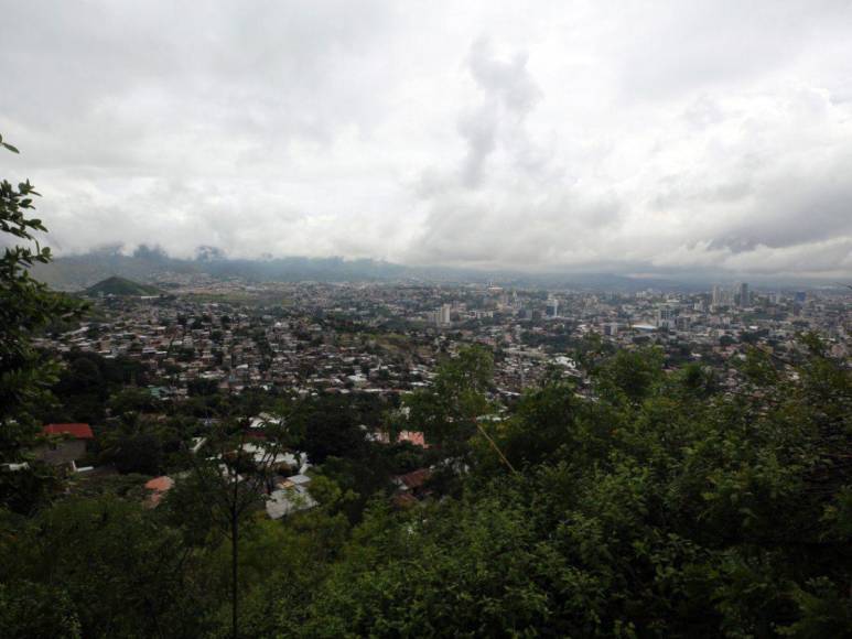 Cielos nublados y calles encharcadas dejan lluvias en el DC