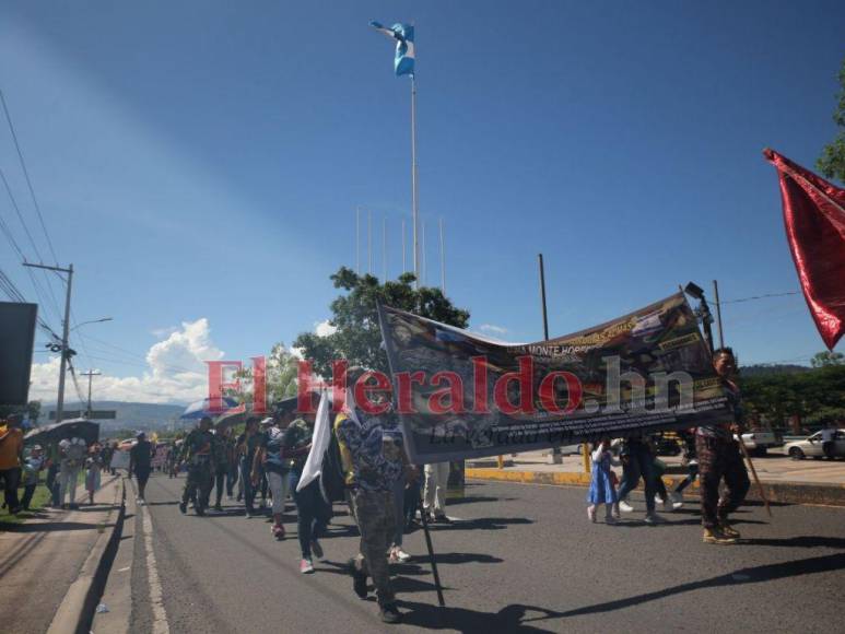 Devoción y fe: Capitalinos celebran Día de la Biblia (FOTOS)