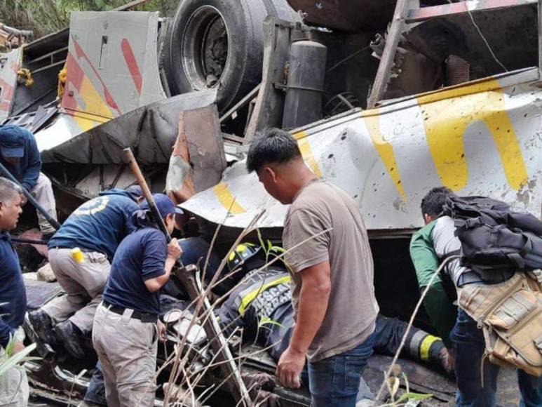 Fotografías revelan el devastador accidente de autobús que cobró la vida de 27 personas en México