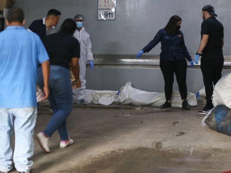 Familiares enfrentan el dolor en las afueras de la morgue tras la matanza en PNFAS