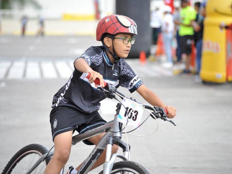 ¡Velocidad y competencia! Los aguerridos ciclistas de 9-10 años