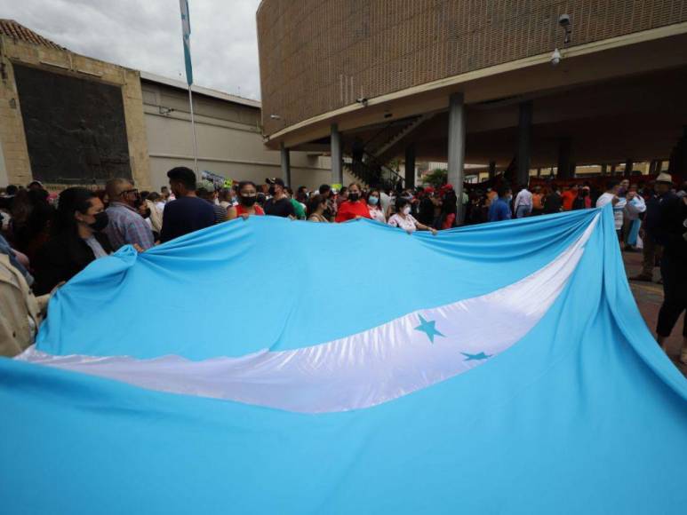 Empleados de Salud y Educación llegan al Congreso Nacional para exigir aprobación de Presupuesto General 2023