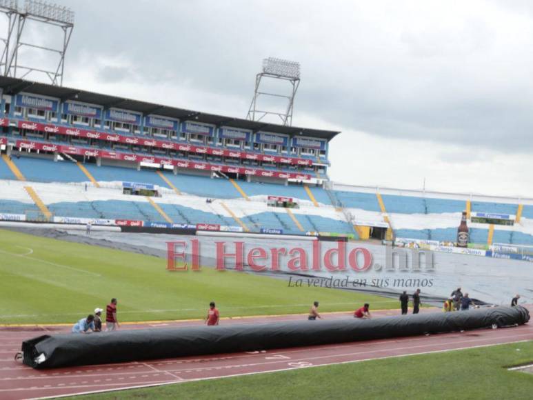 Pocos aficionados y protección ante la lluvia: Así luce el Olímpico previo al Honduras-Canadá