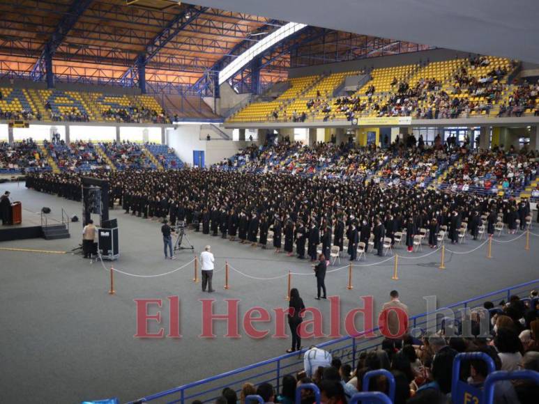 Alegría y conmovedoras dedicatorias durante entrega de títulos a nuevos profesionales en la UNAH