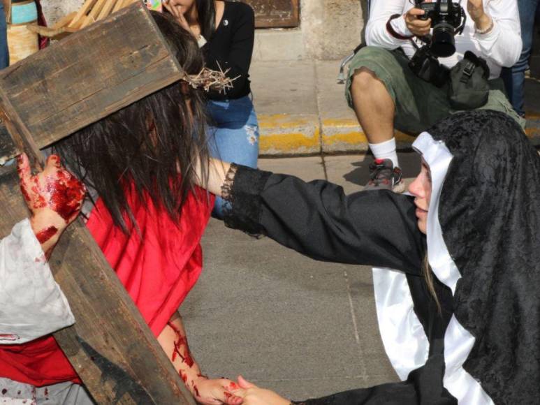 Las 25 imágenes más espectaculares de los Vía Crucis en Tegucigalpa