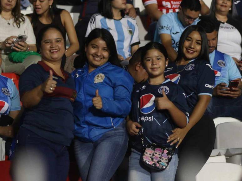 Las bellas aficionadas que roban suspiros previo al clásico Olimpia vs Motagua