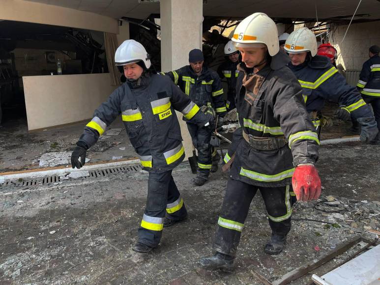 Escombros, evacuaciones forzadas y muertes: continúan los bombardeos en Ucrania