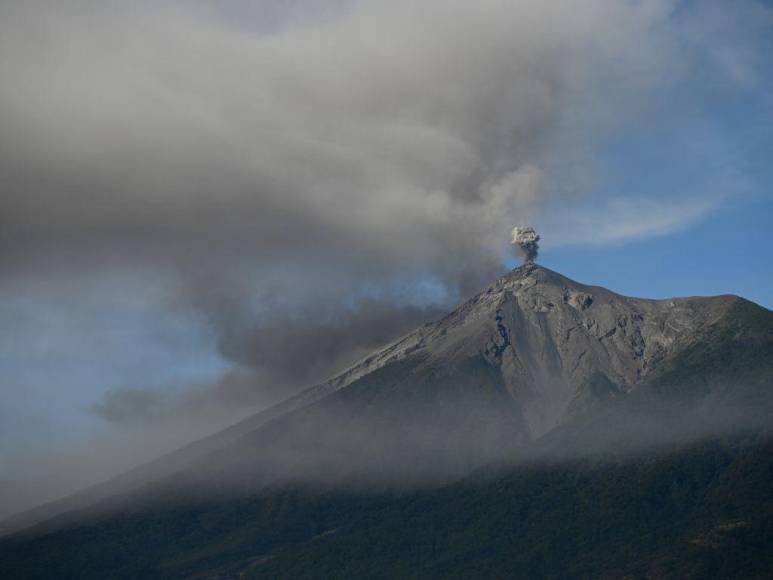 Nubes de alta temperatura y cenizas dispersas: Efectos de la erupción del volcán de Fuego en Guatemala