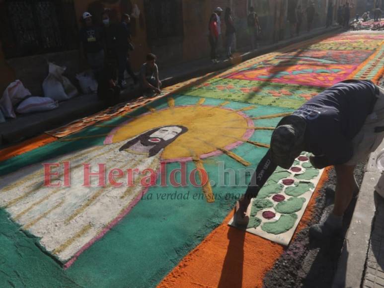 Tapetes de la fe embellecen a Tegucigalpa tras dos años de pandemia