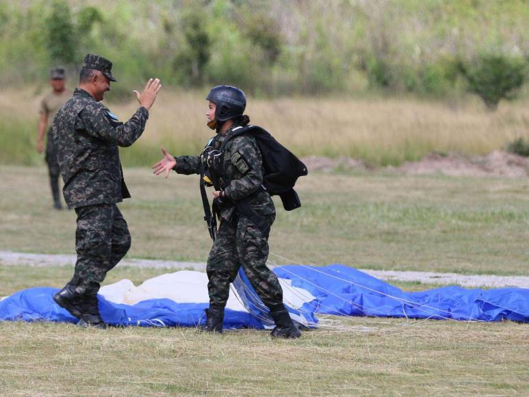 Así se preparan los paracaidistas antes de los desfiles patrios